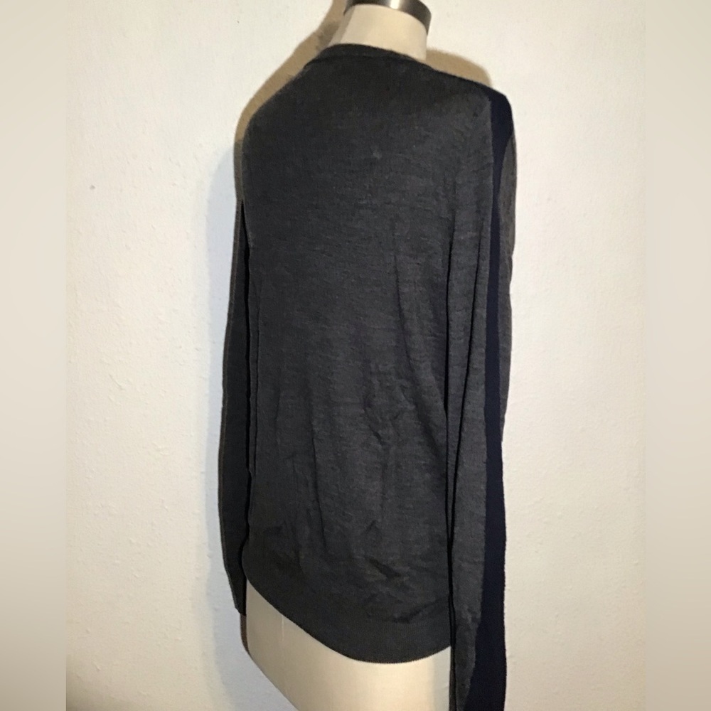 Vince gray/navy blue v- neck sweater size small